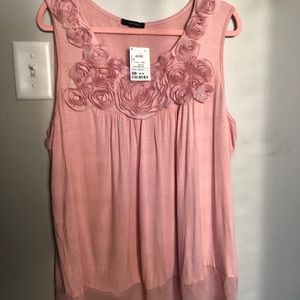 Plus size-Sleeveless top with floral neckline